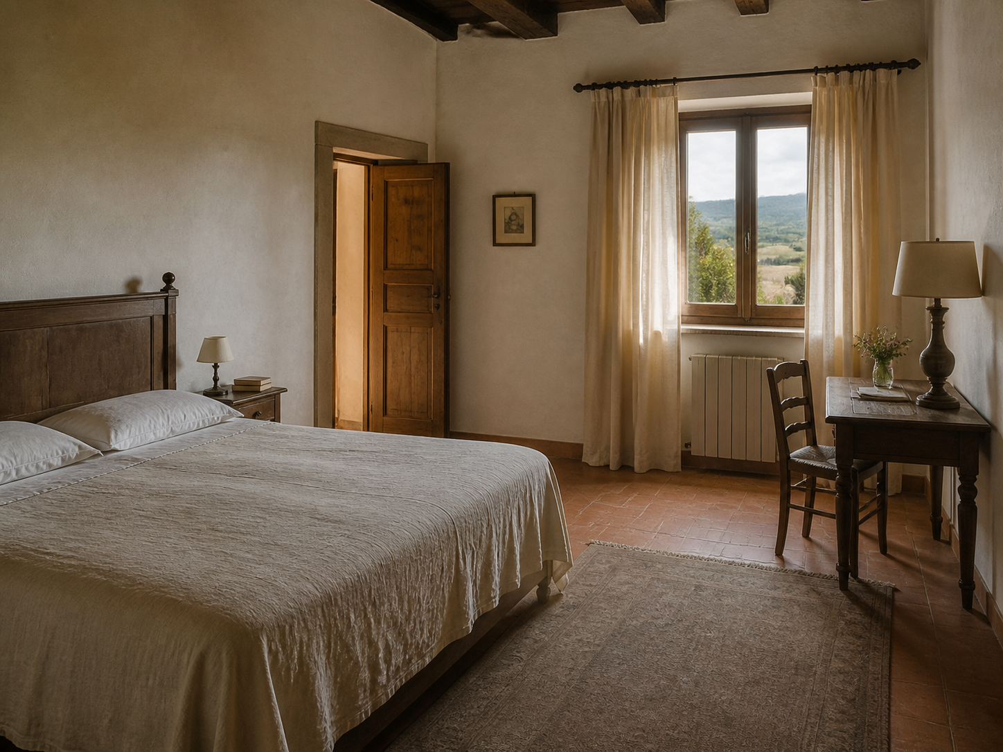 Suite con letto matrimoniale, scrittoio e finestra sulla campagna toscana